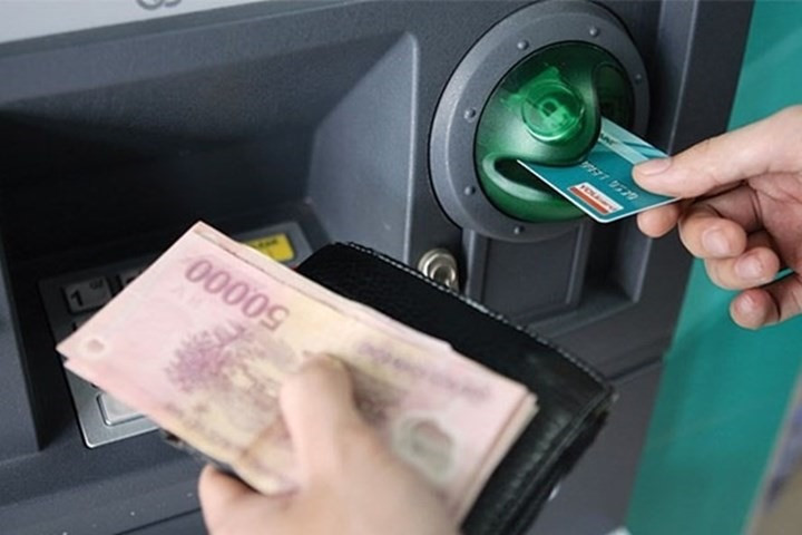 Sử dụng máy ATM để nạp tiền vào tài khoản
