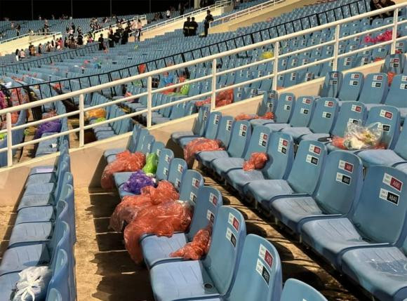 Nhiều áo mưa bị để lại trên các hành ghế ngồi do cơn mưa bất chợt trước giờ diễn trong concert Born Pink