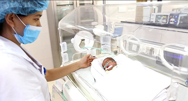Kỳ tích: Một em bé sinh non khi mới 24 tuần thai, chỉ nặng 460 gram được bác sĩ nuôi sống thành công - ảnh 3