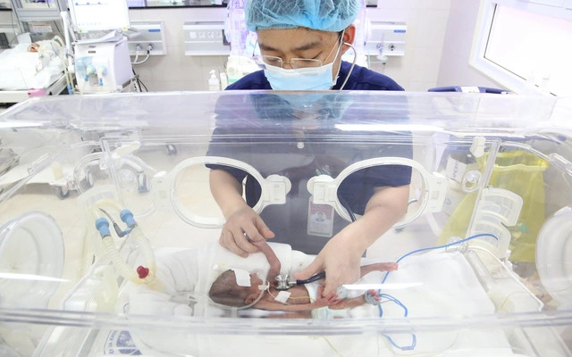 Kỳ tích: Một em bé sinh non khi mới 24 tuần thai, chỉ nặng 460 gram được bác sĩ nuôi sống thành công - ảnh 1