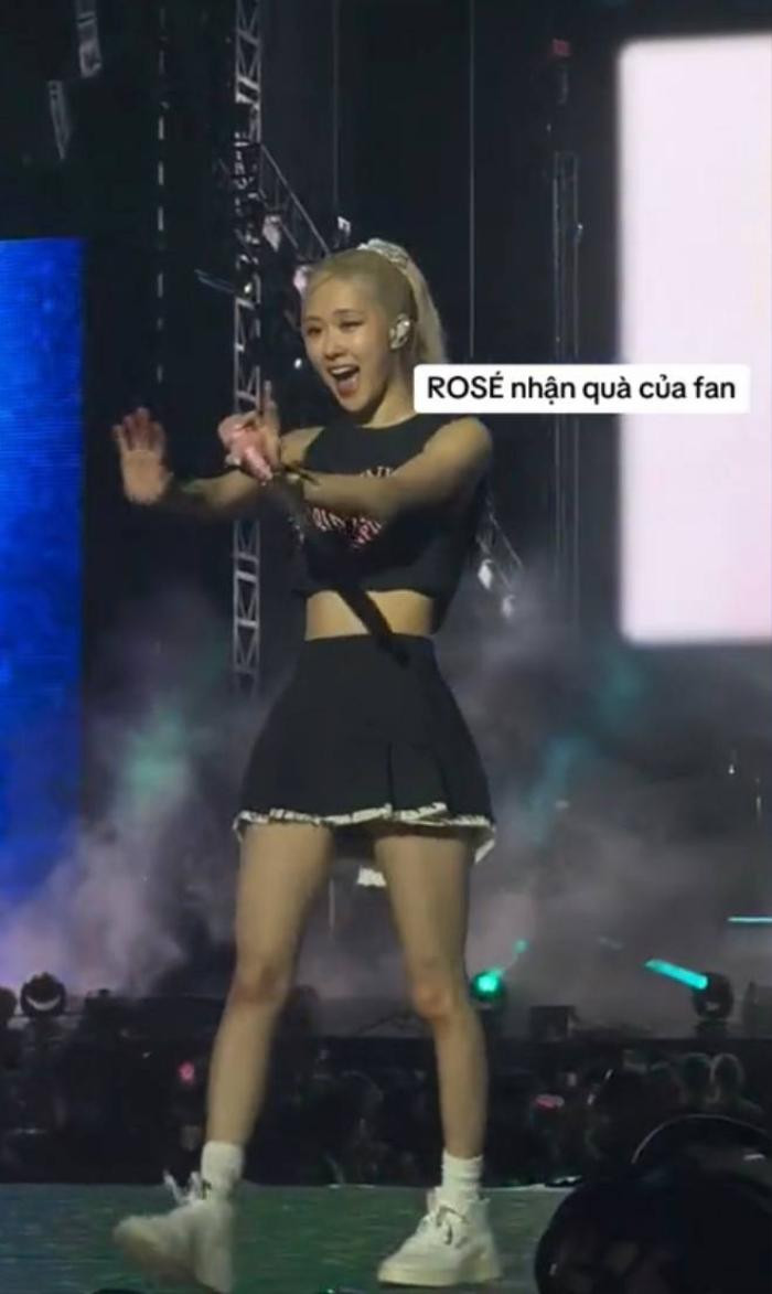Một nữ ca sĩ Vbiz “đu idol” thành công, được Rosé (BLACKPINK) giơ tay nhận quà “vô giá của Việt Nam” ngay trong concert - ảnh 3