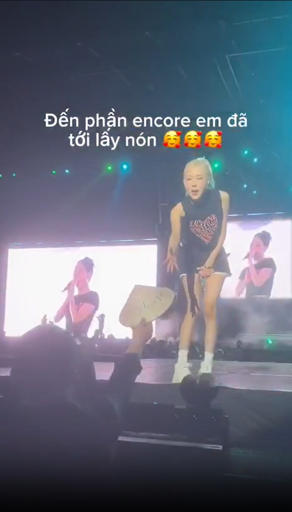 Một nữ ca sĩ Vbiz “đu idol” thành công, được Rosé (BLACKPINK) giơ tay nhận quà “vô giá của Việt Nam” ngay trong concert - ảnh 4