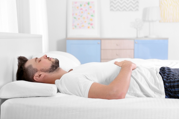 Tư thế ngủ tốt nhất được các chuyên gia sức khỏe khuyên là nằm ngửa.