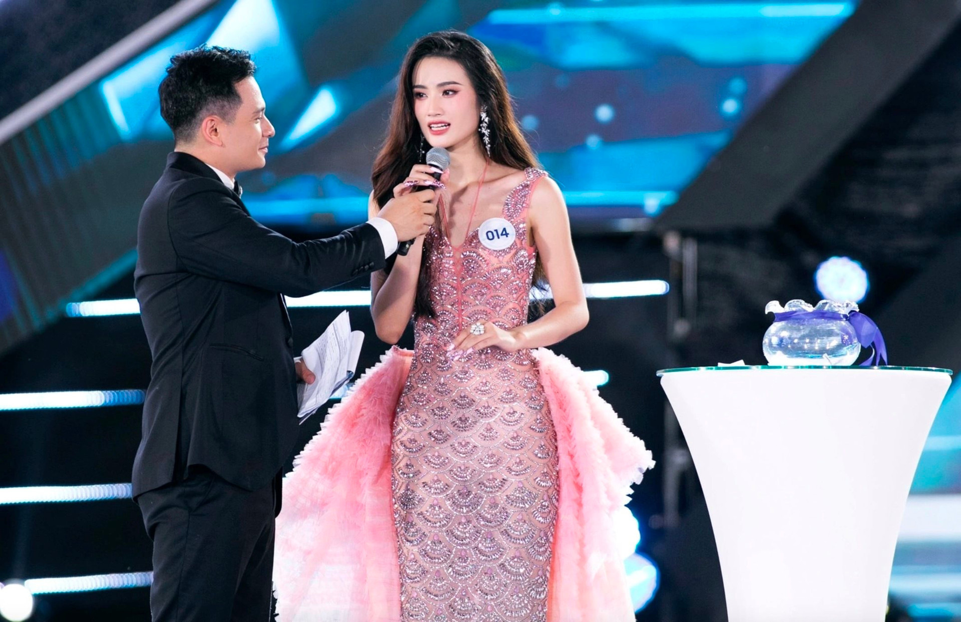 Cư dân mạng 'đào lại' màn ứng xử của cô trong đêm chung kết Miss World Việt Nam lại để so sánh.