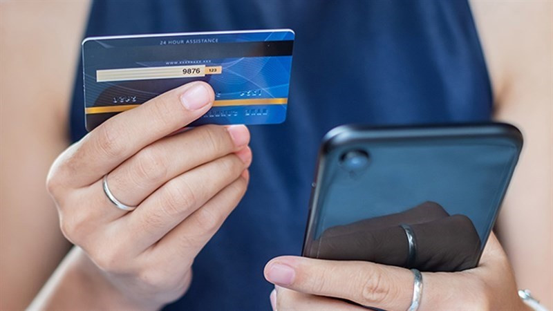 Nếu trong tương lai bạn còn nhu cầu sử dụng lại thẻ ngân hàng thì có thể chọn cách khóa tạm thời thẻ.