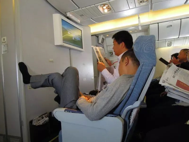 Một số khách du lịch thích cởi giày khi vừa ổn định chỗ ngồi trên máy bay.