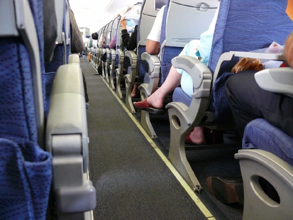 Tiếp viên tiết lộ 1 điều ít ai biết trên máy bay, nghe xong không ai muốn cởi giày khi đi máy bay.