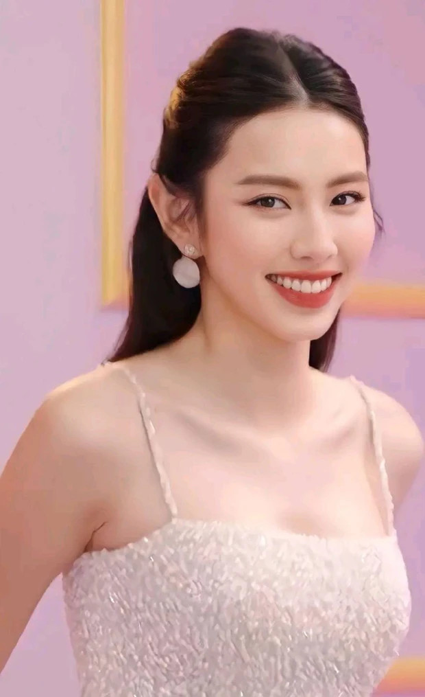 Nụ cười ngọt ngào, hoa hậu Thùy Tiên khiến nhiều người 'ngã gục' vì nhan sắc xinh đẹp