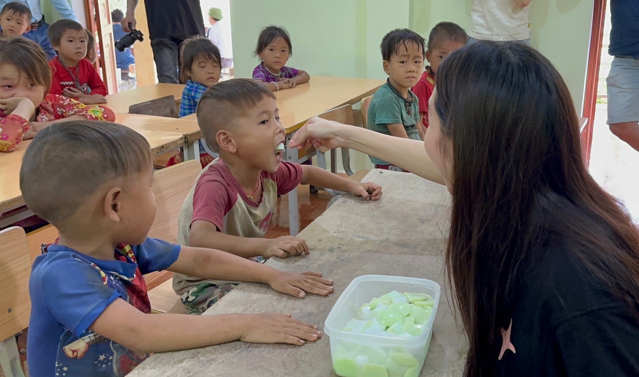 Thùy Tiên tự tay nấu rau câu cho các em học sinh