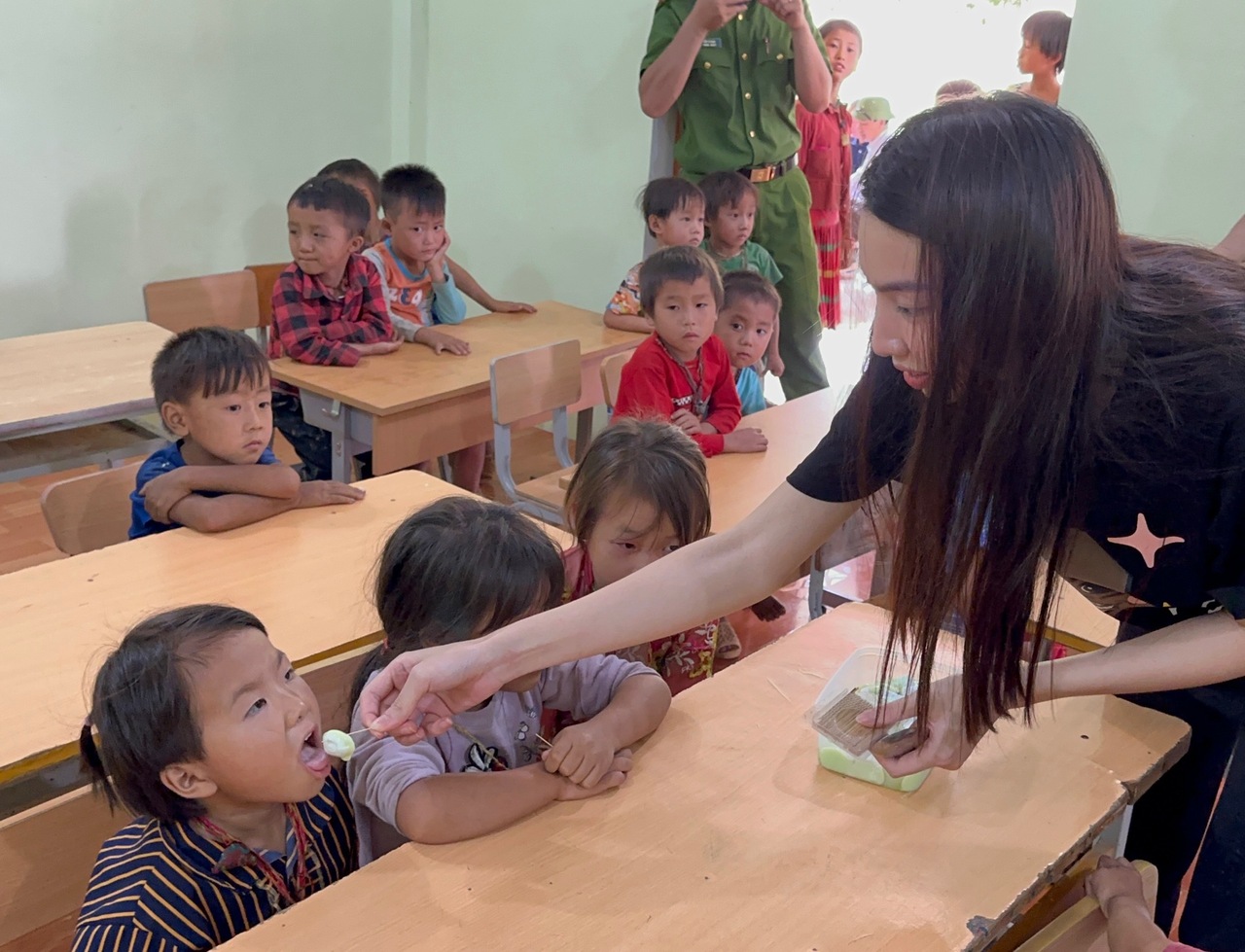 Thùy Tiên hội ngộ Quang Linh trong dự án xây trường cho trẻ em vùng cao - ảnh 6