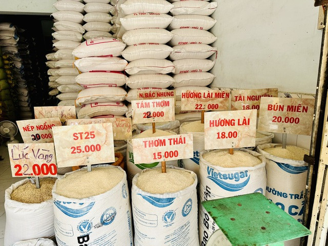 Giá gạo bất ngờ tăng cao chưa có dấu hiệu dừng trong gần 15 năm, người dân lo lắng mua gạo dự trữ - ảnh 1