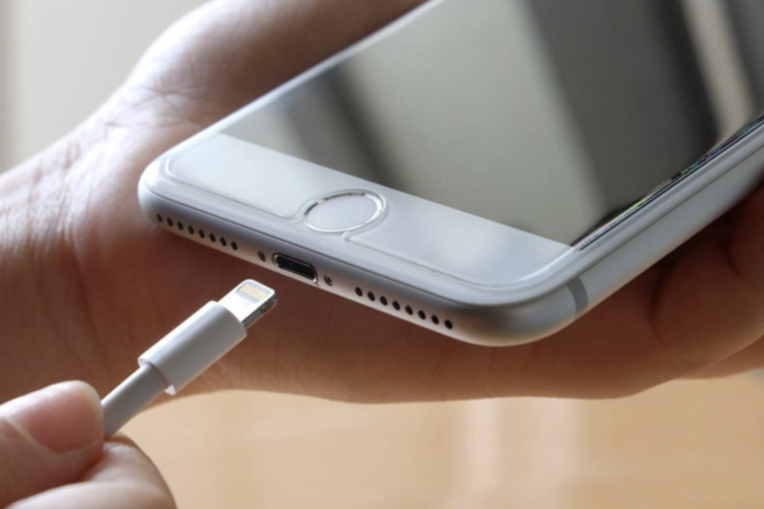 Apple cảnh báo thói quen sạc iPhone nhiều người mắc sai lầm, tưởng vô hại nhưng có thể gây hậu quả thảm khốc - ảnh 2