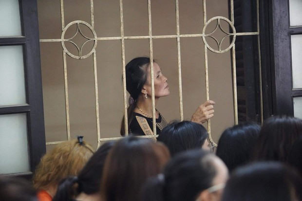 Mẹ Khá Bảnh buồn bã xuất hiện trong phiên tòa xử phạt Khá Bảnh vào năm 2019