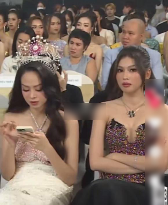 Hoa hậu Thanh Thủy chỉ lo cúi mặt bấm điện thoại trong sự kiện đã tạo nên 'làn sóng' trái chiều.