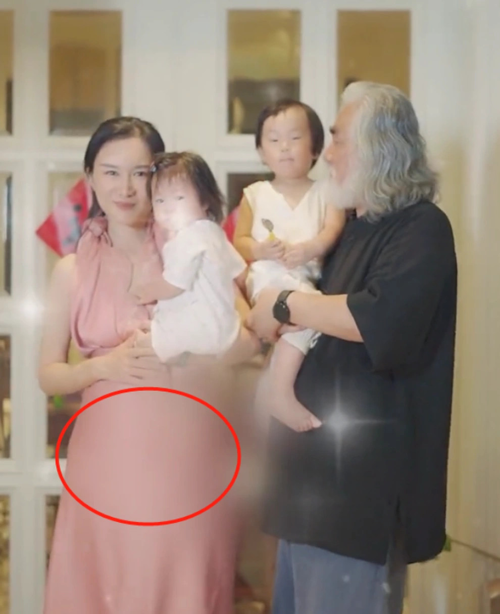 Đỗ Tinh Lâm mặc một chiếc váy rộng màu hồng và phần bụng được nới lỏng, cộng đồng mạng nghi vấn người đẹp đang mang thai