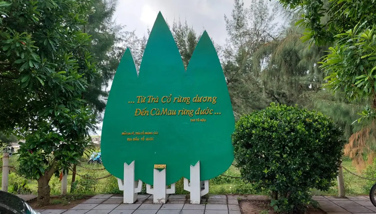 Cận cảnh bức phù điêu hình ba ngọn cây phi lao xanh, còn gọi là cây dương, bên trên ghi lại câu thơ nổi tiếng của nhà thơ Tố Hữu.