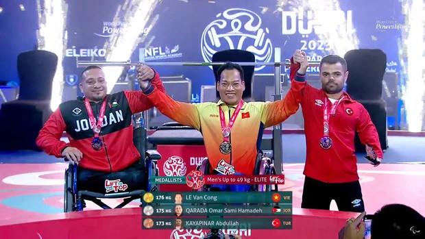 Lực sỹ Lê Văn Công giành huy chương Vàng nội dung 49kg Nam tại Giải Cử tạ Người Khuyết tật Vô địch Thế giới 2023.