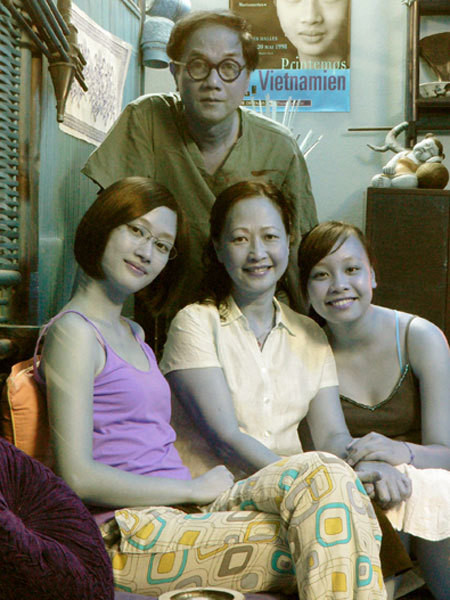 NSND Như Quỳnh bên gia đình cùng chồng và 2 cô con gái