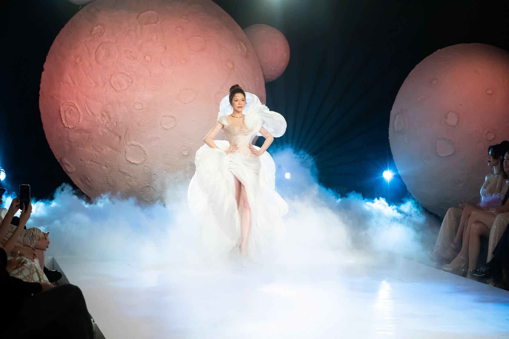 Lý Nhã Kỳ xuất hiện mở màn cho show thời trang 'Aluminium' của siêu mẫu Lan Khuê