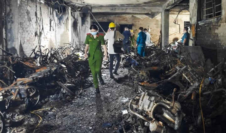 Vụ cháy chung cư mini ở Khương Hạ gây xôn xao dư luận vì để lại hậu quả nặng nề về người và tài sản