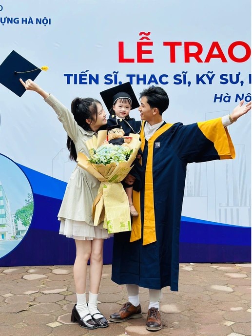 Nam sinh 2k bế vợ và con gái trong ngày nhận bằng tốt nghiệp hút 'triệu view' mạng xã hội - ảnh 2