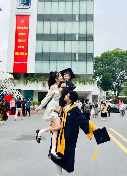 Nam sinh 2k bế vợ và con gái trong ngày nhận bằng tốt nghiệp hút 'triệu view' mạng xã hội - ảnh 1