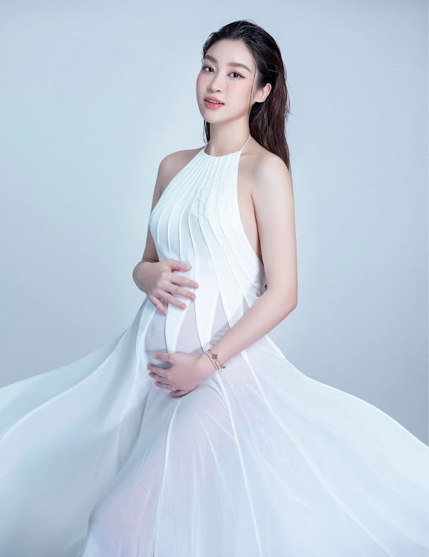 Bộ ảnh của Hoa hậu Đỗ Mỹ Linh khi mang thai con đầu lòng.