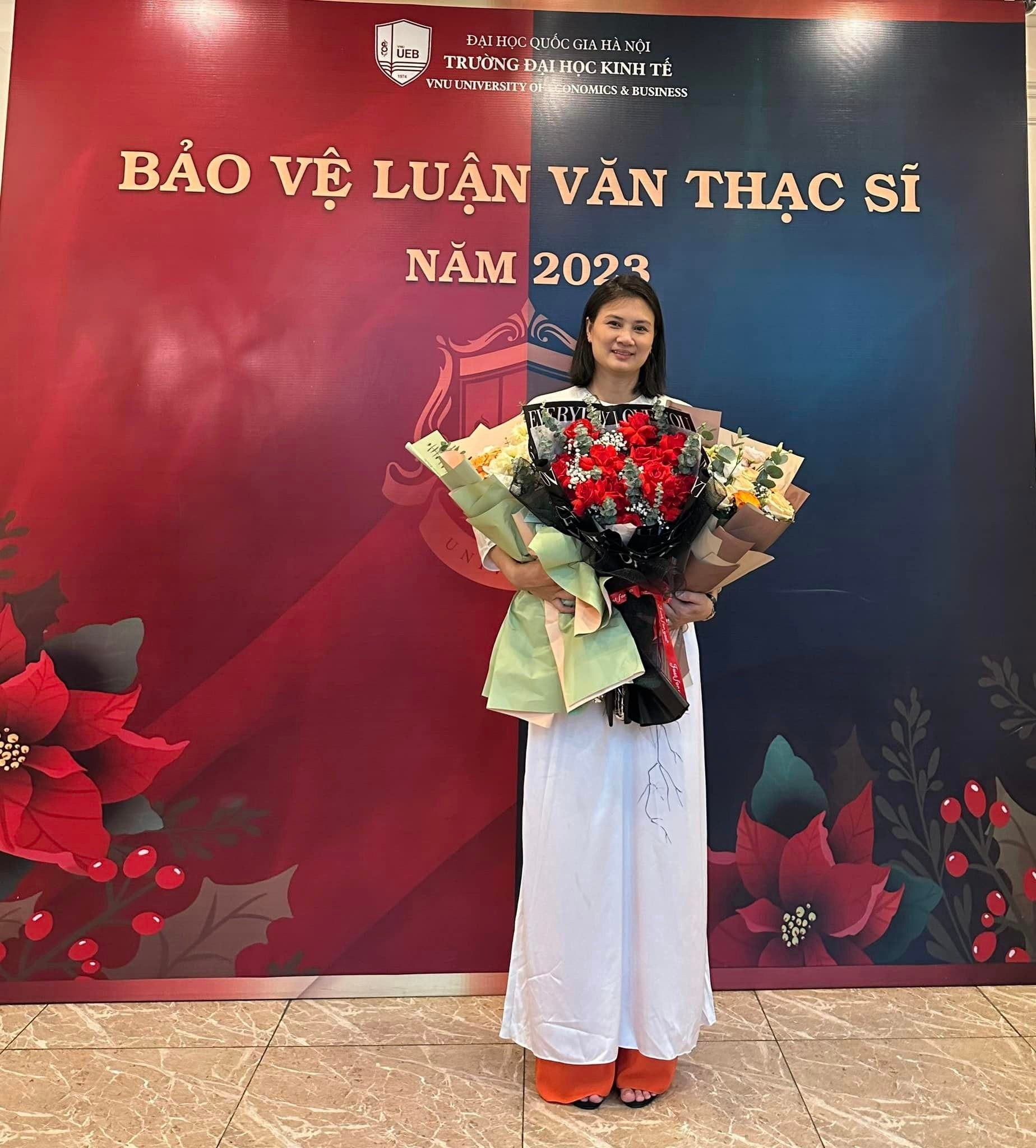 Tượng đài bóng chuyền Kim Huệ bảo vệ thành công luận văn, trở thành tân Thạc Sĩ tại trường Đại học Kinh Tế (Hà Nội)
