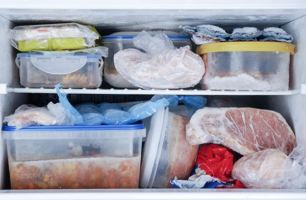 Tủ lạnh có 2 vị trí dễ bị bẩn ngang với bồn cầu, ít người chú ý để vệ sinh khiến vi khuẩn tụ đầy - ảnh 3