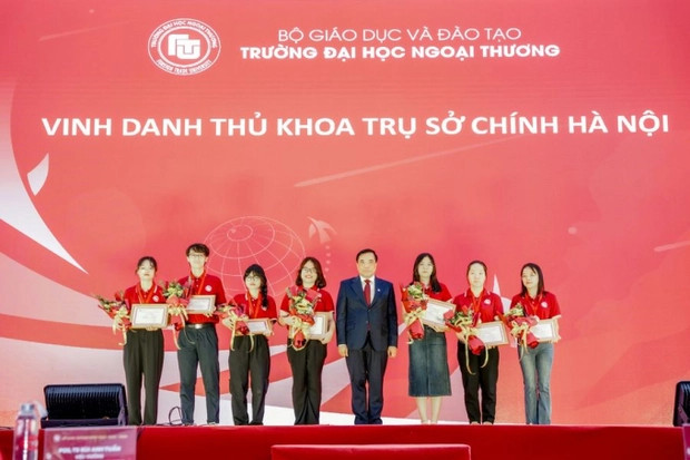 7 thủ khoa toàn quốc 2023 chọn “Harvard Việt Nam” làm 'bến đỗ', trường có điểm chuẩn thấp nhất ở mức 26,2 - ảnh 3