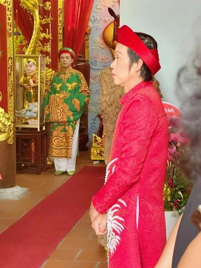 Hoài Linh diện bộ áo dài đỏ truyền thống
