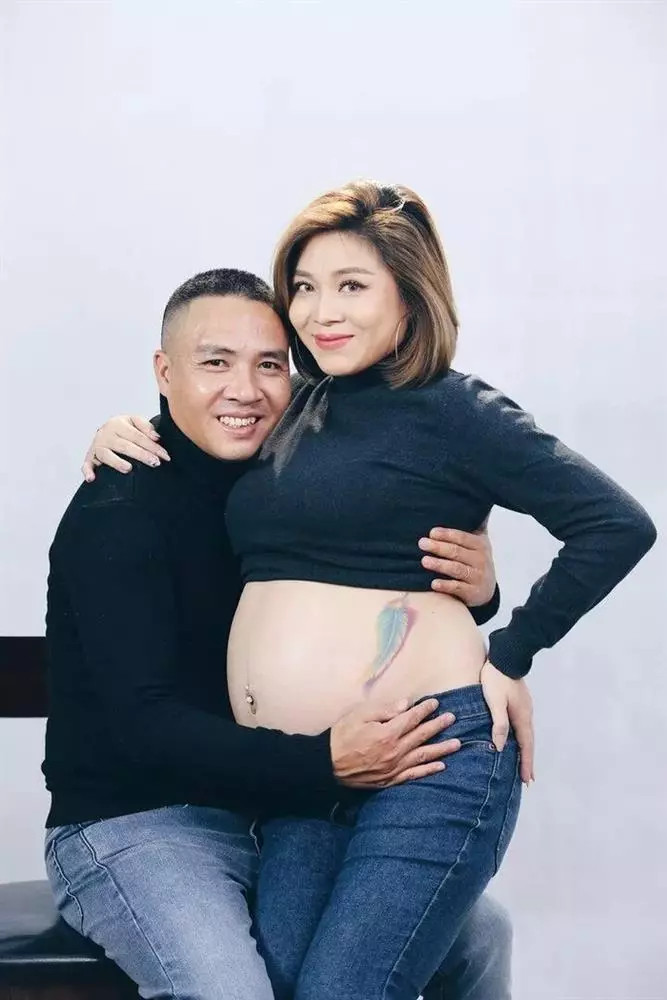 Hoàng Linh, ở độ tuổi 38, trải qua thai kỳ lần thứ hai. Cô và chồng đều vui vẻ và hạnh phúc khi chia sẻ từng giai đoạn của thai kỳ trên trang cá nhân