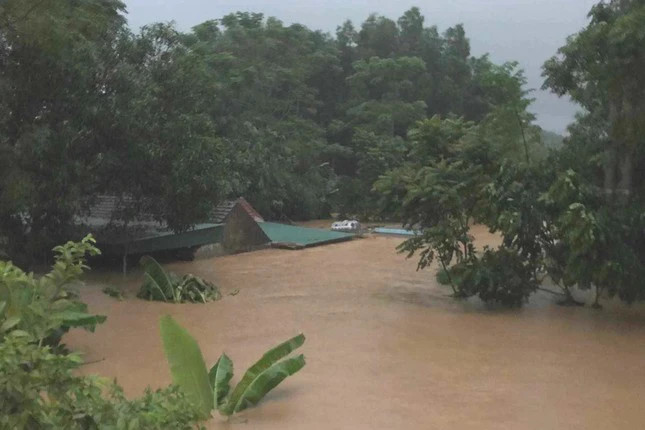Cả thị trấn Tân Lạc đang bị cô lập do đang gặp tình trạng sạt lở đất và ngập nước.