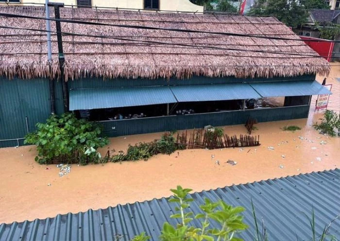 Nước lũ dâng cao chạm nóc nhà, một thị trấn ở Nghệ An bị “nhấn chìm” trong biển nước, sạt lở đất - ảnh 6