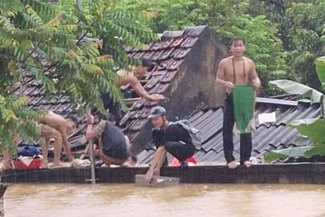 40 học sinh Nghệ An trèo lên mái nhà chen chúc cầu cứu do nước lũ dâng cao, không kịp chạy thoát - ảnh 2