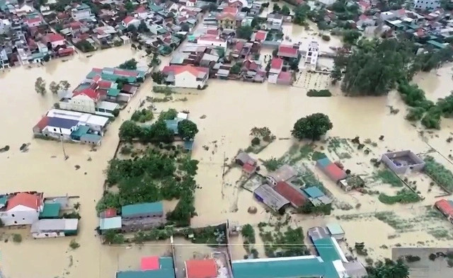 40 học sinh Nghệ An trèo lên mái nhà chen chúc cầu cứu do nước lũ dâng cao, không kịp chạy thoát - ảnh 6