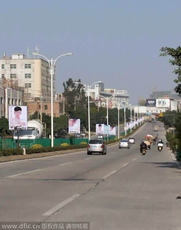 Một tuyến đường huyết mạch xuyên qua thành phố Tấn Giang, Phúc Kiến đã được trang trí bằng khuôn mặt của một cậu bé 16 tuổi