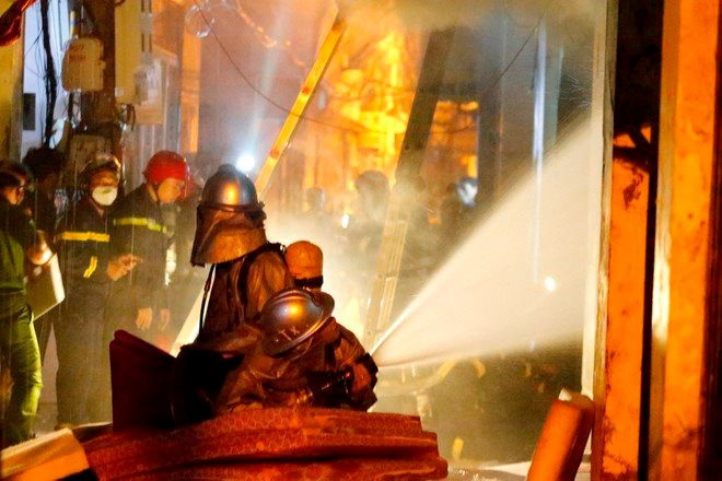 Đội cứu hộ cay mắt tìm sự sống cho những người dân trong đám cháy
