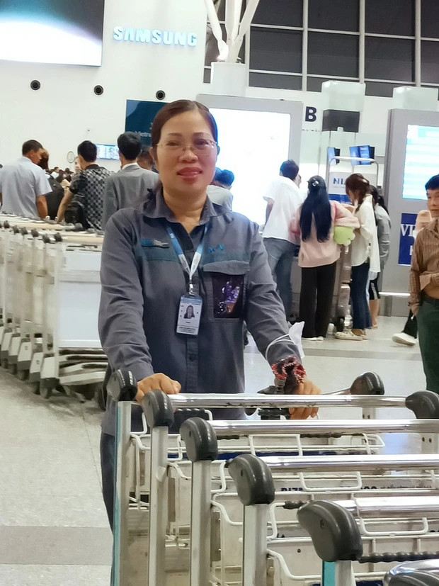 Chị Trần Thị Hồng Thúy nhân viên làm việc tại Trung tâm Khai thác ga Nội Bài người phát hiện ra chiếc túi của khách bị bỏ quên