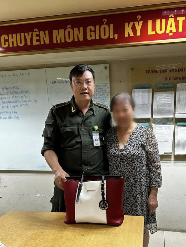 Chị Huỳnh T.D. đã nhận lại túi của mình từ nhân viên an ninh tại sân bay Nội Bài (Hình ảnh: NIA)