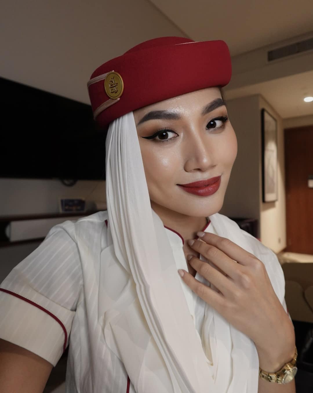 Người đẹp của cuộc thi Miss Grand Vietnam 2022 cùng chiếc nón biểu tượng của hãng hàng không Emirates