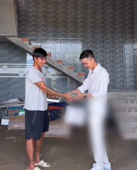 Chàng trai phụ hồ đầu tiên ở Việt Nam sở hữu iPhone 15 Pro Max, netizen thắc mắc lương xây nhà cao thế sao? - ảnh 5