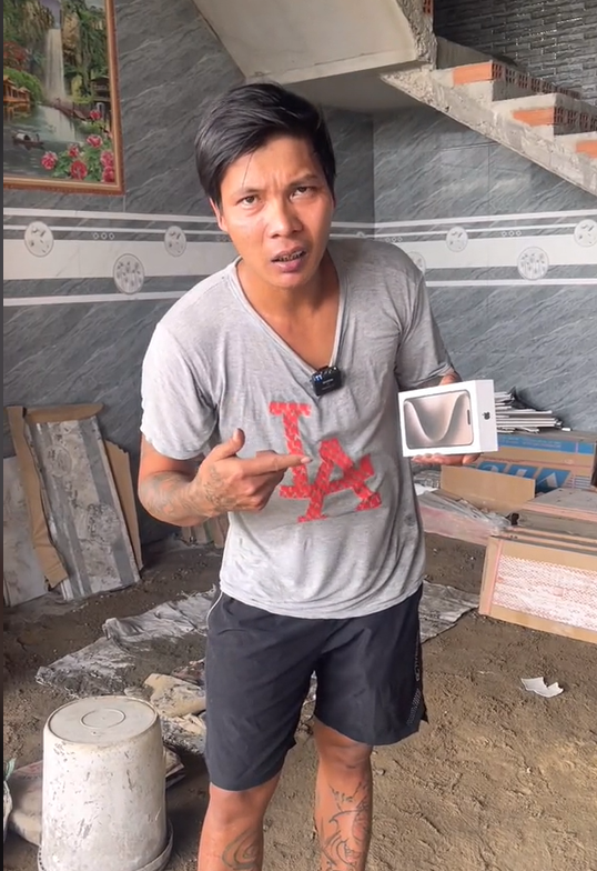 Chàng trai phụ hồ đầu tiên ở Việt Nam sở hữu iPhone 15 Pro Max, netizen thắc mắc lương xây nhà cao thế sao? - ảnh 4