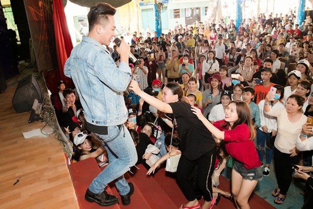 Châu Khải Phong cũng từng gặp sự cố khi bị một số khán giả quá khích nhào lên đòi xé áo khi tham gia một sự kiện âm nhạc tại TP HCM.