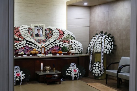 Lễ tang vắng bóng người của tài tử Jo Min Ki