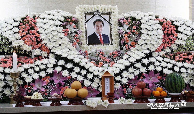 Không bao lâu sau vụ tố cáo quấy rối tình dục nam nữ sinh trường đại học, nam diễn viên nổi tiếng Jo Min Ki tự sát tại nhà riêng.