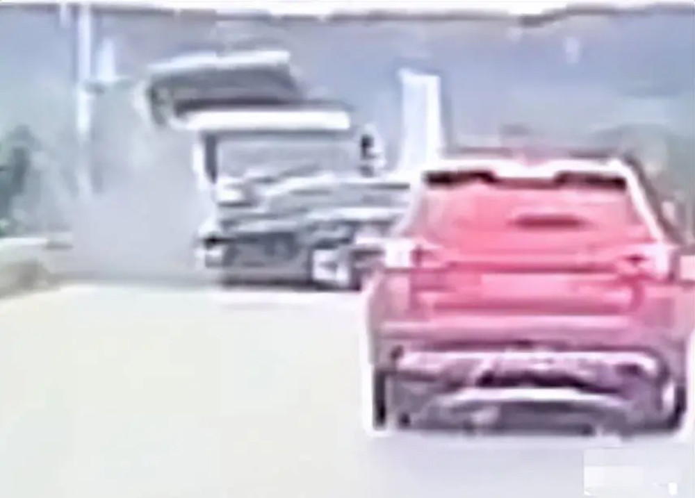 Trích xuất camera chủ của một phương tiện di chuyển phía sau xe cưới gây tai nạn (cách một xe ô tô khác) đã chứng kiến toàn bộ vụ việc.