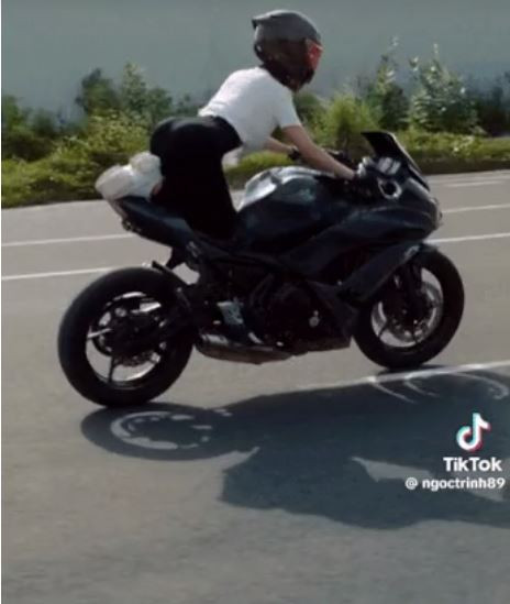 ngoc-trinh-dang-lai-canh-gap-tai-nan-lai-xe-moto-thua-nhan-ganh-hau-qua-vi-thich-the-hien-tao-dang-doc-la (3)