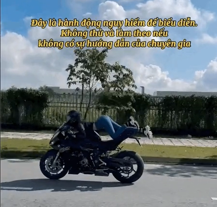ngoc-trinh-dang-lai-canh-gap-tai-nan-lai-xe-moto-thua-nhan-ganh-hau-qua-vi-thich-the-hien-tao-dang-doc-la (5)