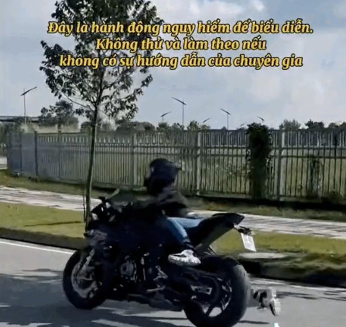 ngoc-trinh-dang-lai-canh-gap-tai-nan-lai-xe-moto-thua-nhan-ganh-hau-qua-vi-thich-the-hien-tao-dang-doc-la (6)